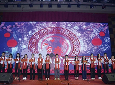 工作时我们撸起袖子加油干<br />工作之余我们还有诗和远方